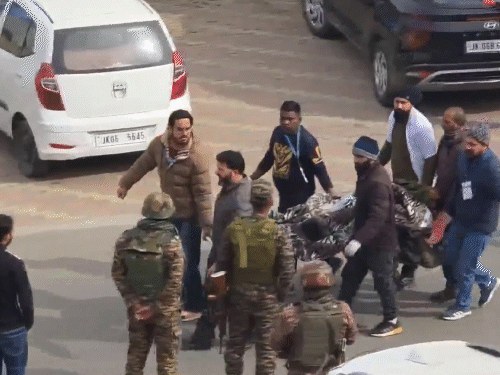 अस्पताल पहुंचने पर घायलों का तुरंत इलाज शुरू किया गया।