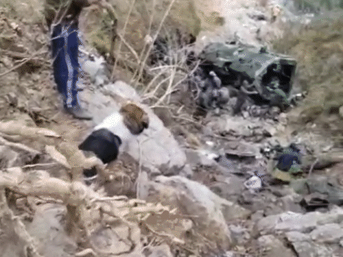 जम्मू-कश्मीर में ऊपरी पोस्ट पर जाते वक्त सेना का वाहन खाई में गिर गया। घायल जवानों को हेलिकॉप्टर से एयरलिफ्ट किया गया। - Dainik Bhaskar