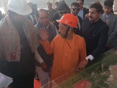 सीएम योगी ने अपने बगल में खड़े भाजपा नेता संगीत सोम से कहा- मंत्री जी को आगे आने दो।