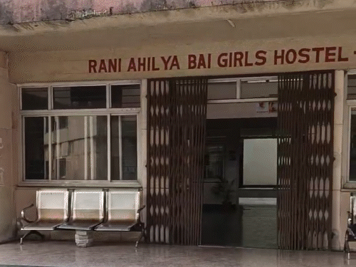 आरजीपीवी के इसी हॉस्टल में छात्रा ने सुसाइड कर लिया।