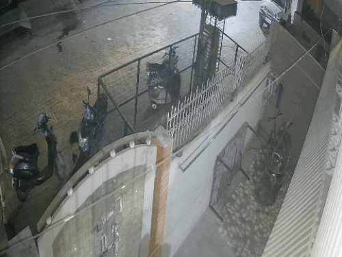 Hearing the family's voice, the young man angrily started hitting the gate with the axe.