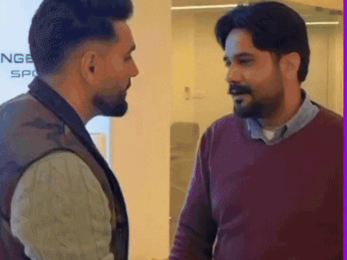 डिफेंडर के शोरूम में गाड़ी के बारे में जानकारी लेते सिंगर प्रेम ढिल्लो।