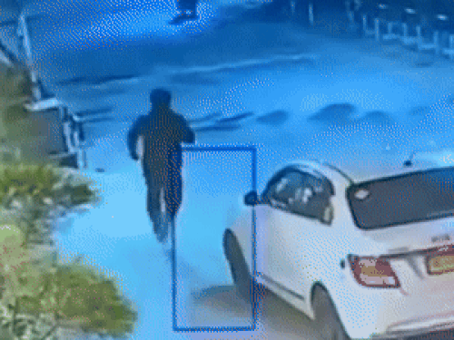 बाप-बेटे को कार से रौंदने के बाद मौके से भाग रहे ड्राइवर का लोगों ने पीछा किया।