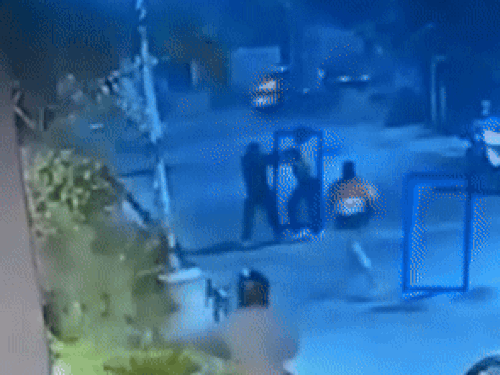 मौके पर लोगों की भीड़ जमा हो गई। सभी ने ड्राइवर को पकड़कर पुलिस को सौंपा।