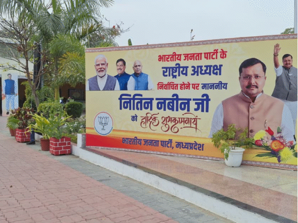 बीजेपी दफ्तर में पार्टी अध्यक्ष का नाम 'नितिन नवीन' की जगह 'नितिन नबीन' लिखा है।