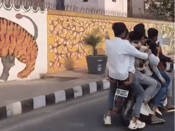 एक बाइक पर 7 युवक सवार। भोपाल में वीडियो आया सामने।