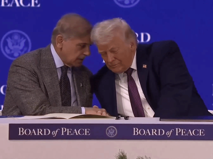 पाकिस्तानी पीएम शहबाज शरीफ साइनिंग सेरेमनी के दौरान ट्रम्प से बात करते हुए।