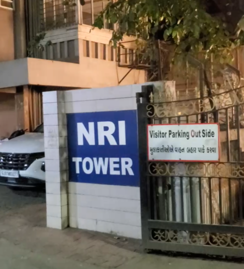 जजेस बंगलो रोड स्थित एनआरआई टावर, जहां यशराज और राजेश्वरी रहते थे।