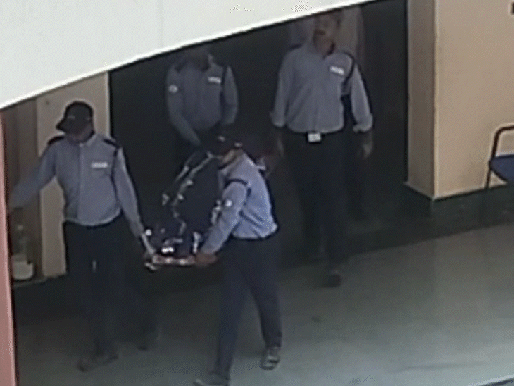 शव को फंदे से उतारकर पोस्टमॉर्टम के लिए भेज दिया गया है।