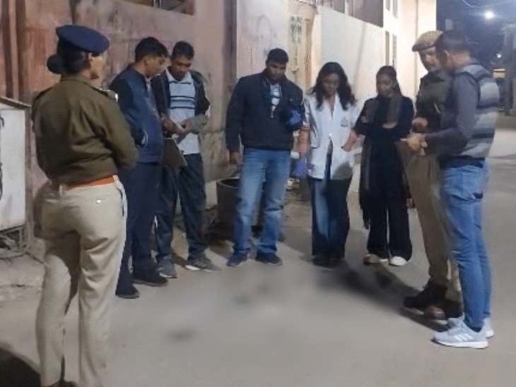 घटना स्थल प्रेम बस्ती में एफएसएल टीम जांच करते हुए।