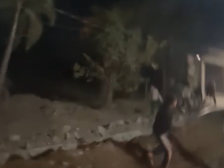 उपद्रवियों ने बसों पर पथराव भी किया।