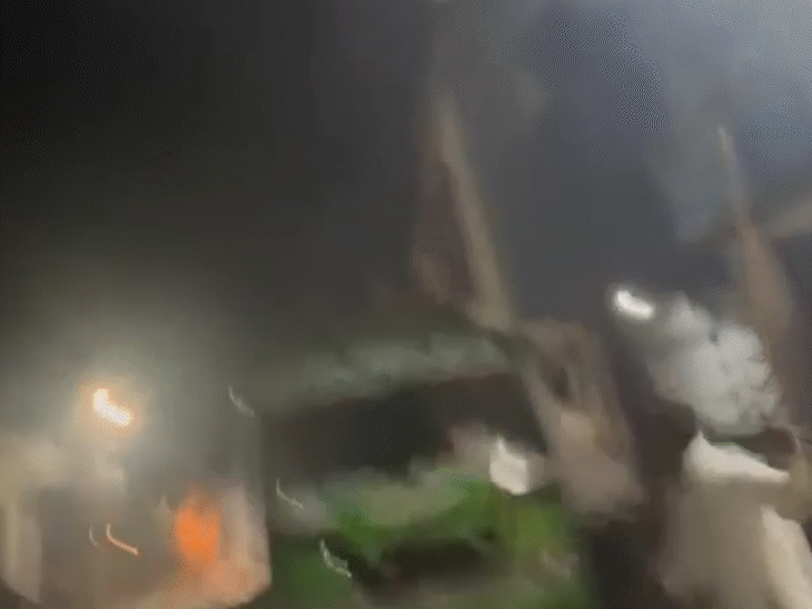 उपद्रवियों ने डंडे से बस के कांच तोड़ दिए।