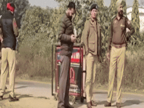 मंडी गोबिंदगढ़ में मुठभेड़ के बाद पहुंची पुलिस फोर्स।