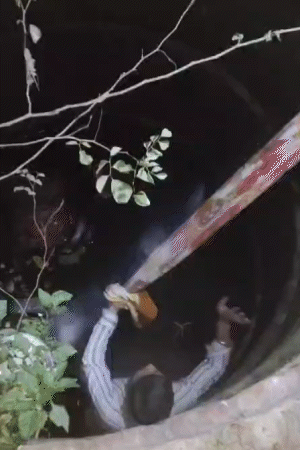 गश्त पर निकली नगराम पुलिस के जवानों ने मफलर को जोड़कर कुएं के अंदर डाला।