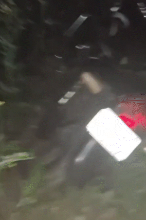 कुएं की मुंडेर से बाइक लड़ी। इसके बाद युवक अंदर जा गिरा।