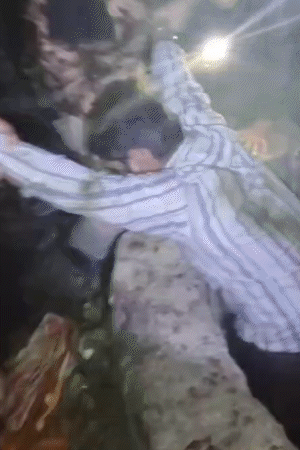 घायल युवक को मफलर की बनी रस्सी की मदद से बाहर निकाल लिया गया।