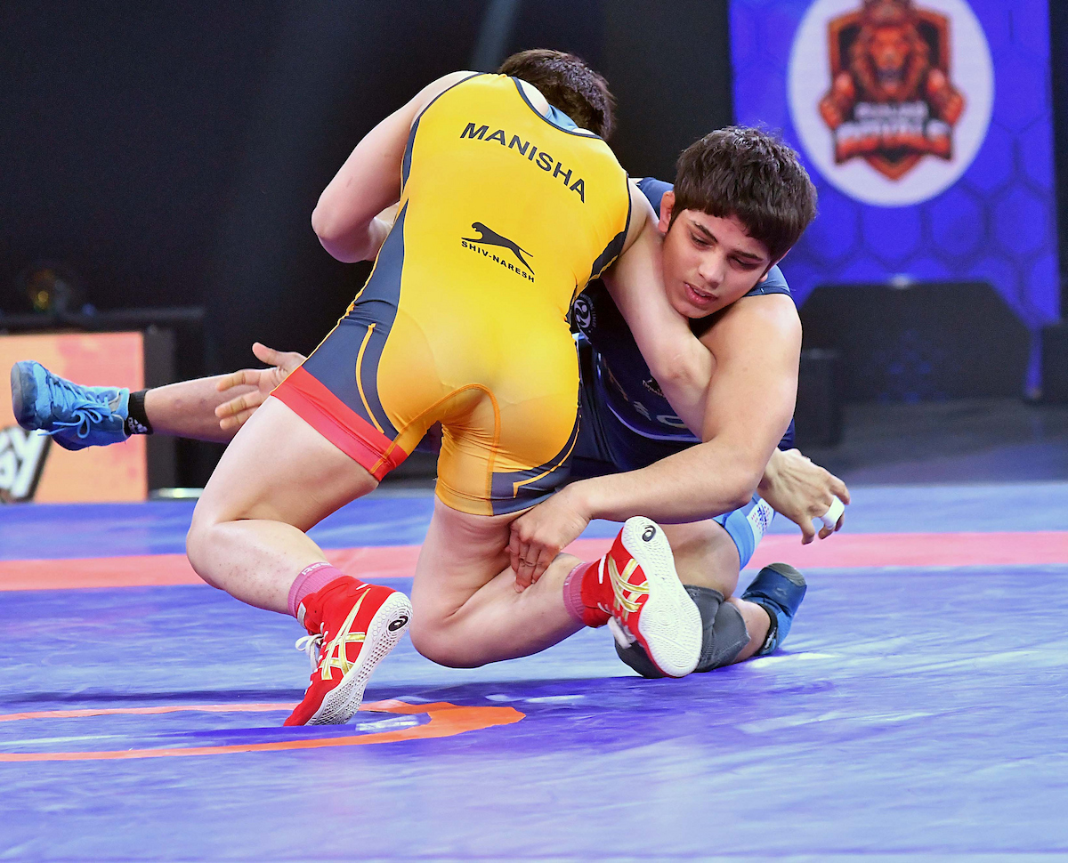 झज्जर की तपस्या गहलावत बाउट में दांव लगाती हुई।