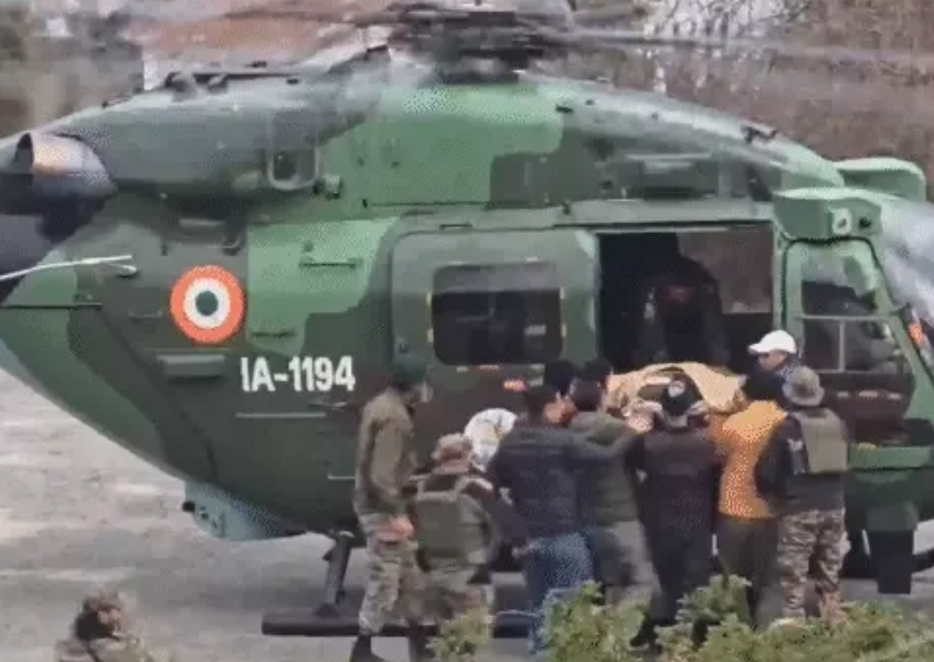 हेलिकॉप्टर से खाई से निकाले गए जवान।