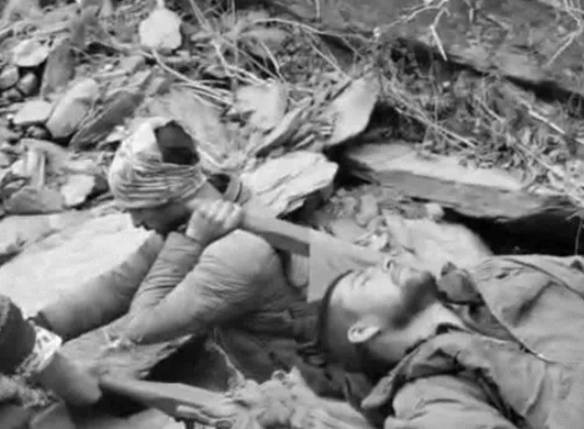 लोगों की मदद से घायल जवानों को खाई से निकाला गया।