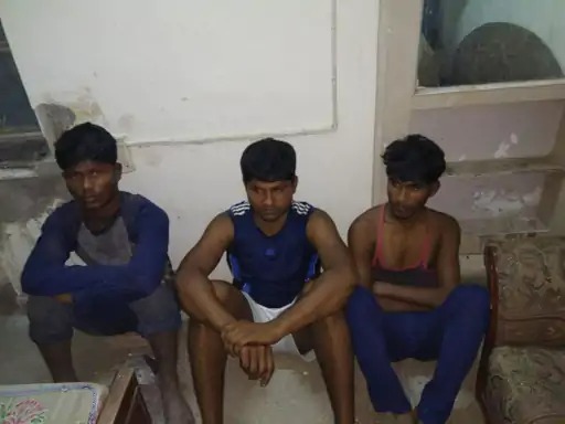 हत्याकांड के बाद पकड़े गए तीनों आरोपी, सबसे मध्य में आरोपी हनुमान प्रसाद।