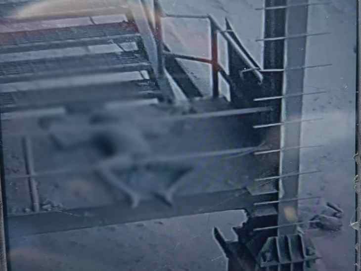 कोल भट्टी में ऊपर चढ़ने वाली सीढ़ी पर पड़ा मजदूर का शव।