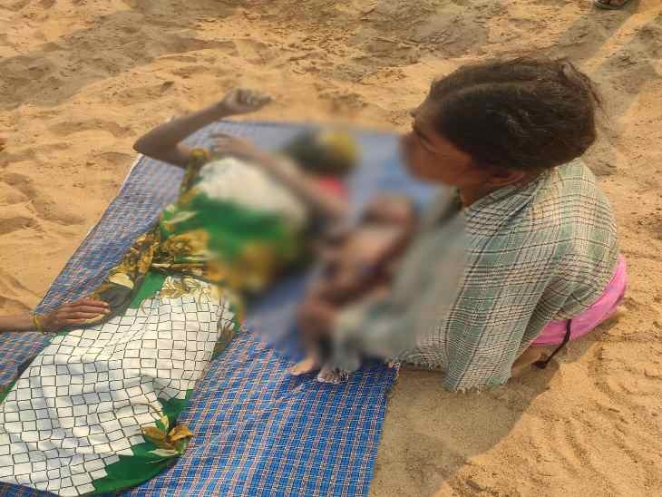 मां-बेटे का शव घटनास्थल से 500 मीटर दूर मिला है।