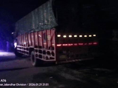 पुलिस ने ट्रक को पकड़ा।