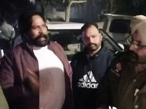 हिंदू संगठन और पुलिस में नोकझोंक।