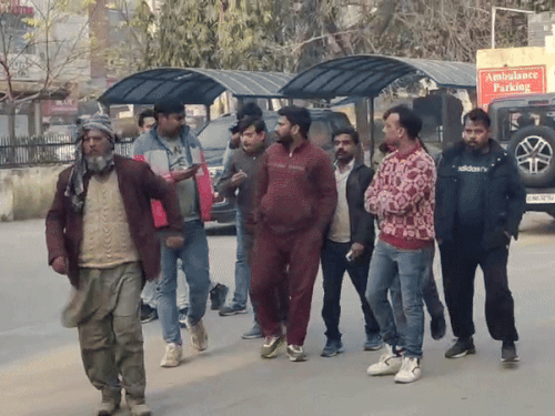 अस्पताल पहुंचे मृतकों के परिजन व अन्य।