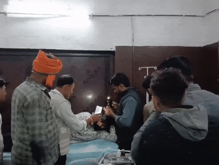 घायलों को अस्पताल में भर्ती कराया गया है।