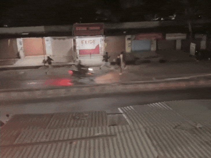 हालात काबू करने के लिए पुलिस ने उपद्रवियों को खदेड़ा।