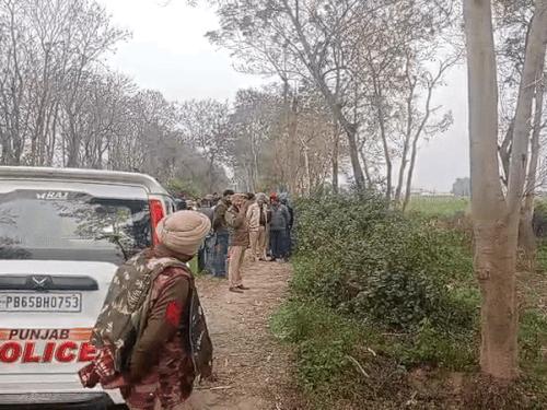 एनकाउंटर के बाद मौके पर तैनात पुलिस फोर्स, मुलाजिमों को बुलेटप्रूफ जैकेट भी पहनाई गई है।