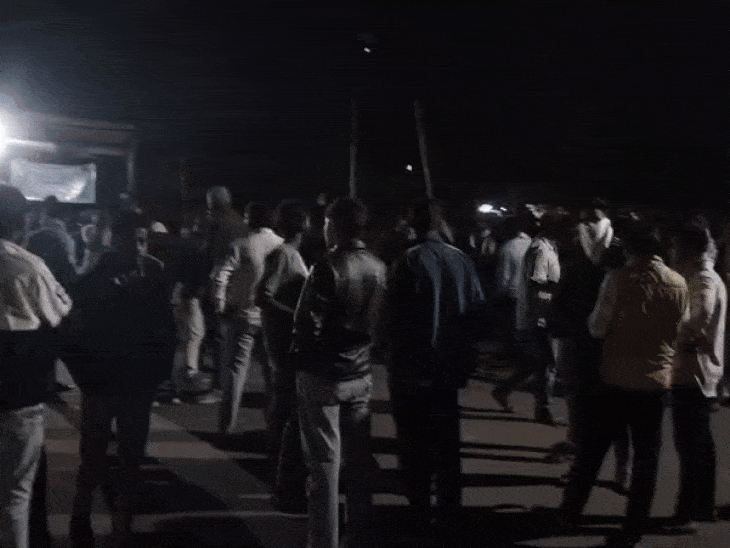 हिंदूवादी संगठनों के कार्यकर्ताओं ने तराना थाने के सामने प्रदर्शन किया।