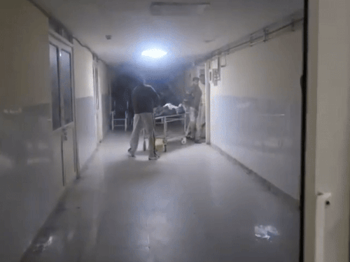 फाजिल्का में मुठभेड़ में घायल हुए आरोपी को अस्पताल में भर्ती करवाती पुलिस।