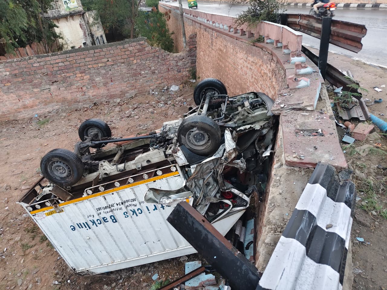 हादसे में पिकअप बुरी तरह से क्षतिग्रस्त हो गई।