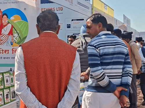 मेले में लगी स्टालें देखते हुए किसान।