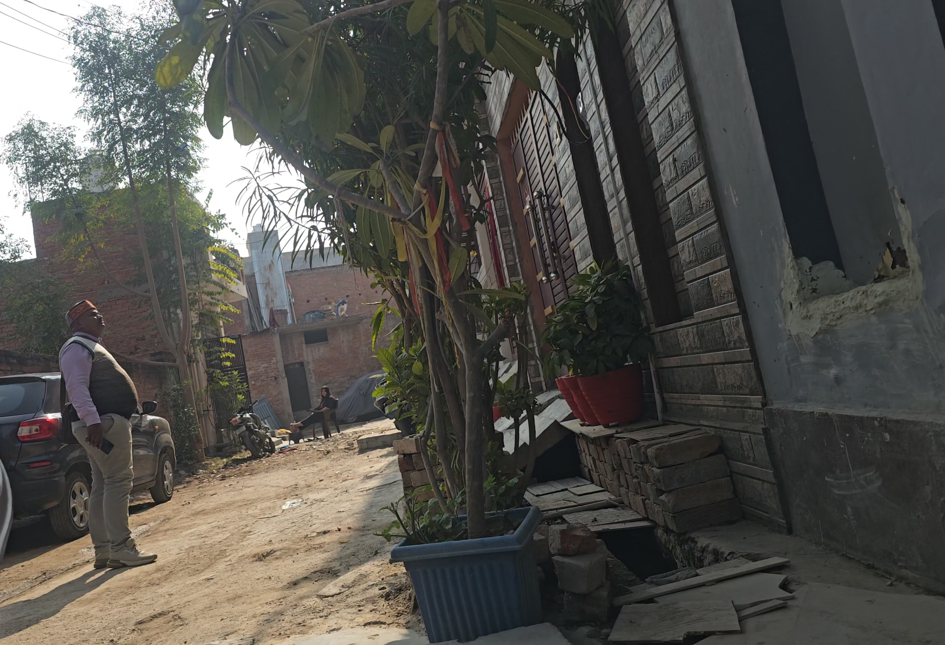 जैसे ही दैनिक भास्कर की टीम शिवा राय रेड्डी के घर पहुंची। घर के गेट पर खड़ी उसकी मां दरवाजा बंद कर करके अंदर चली गई।