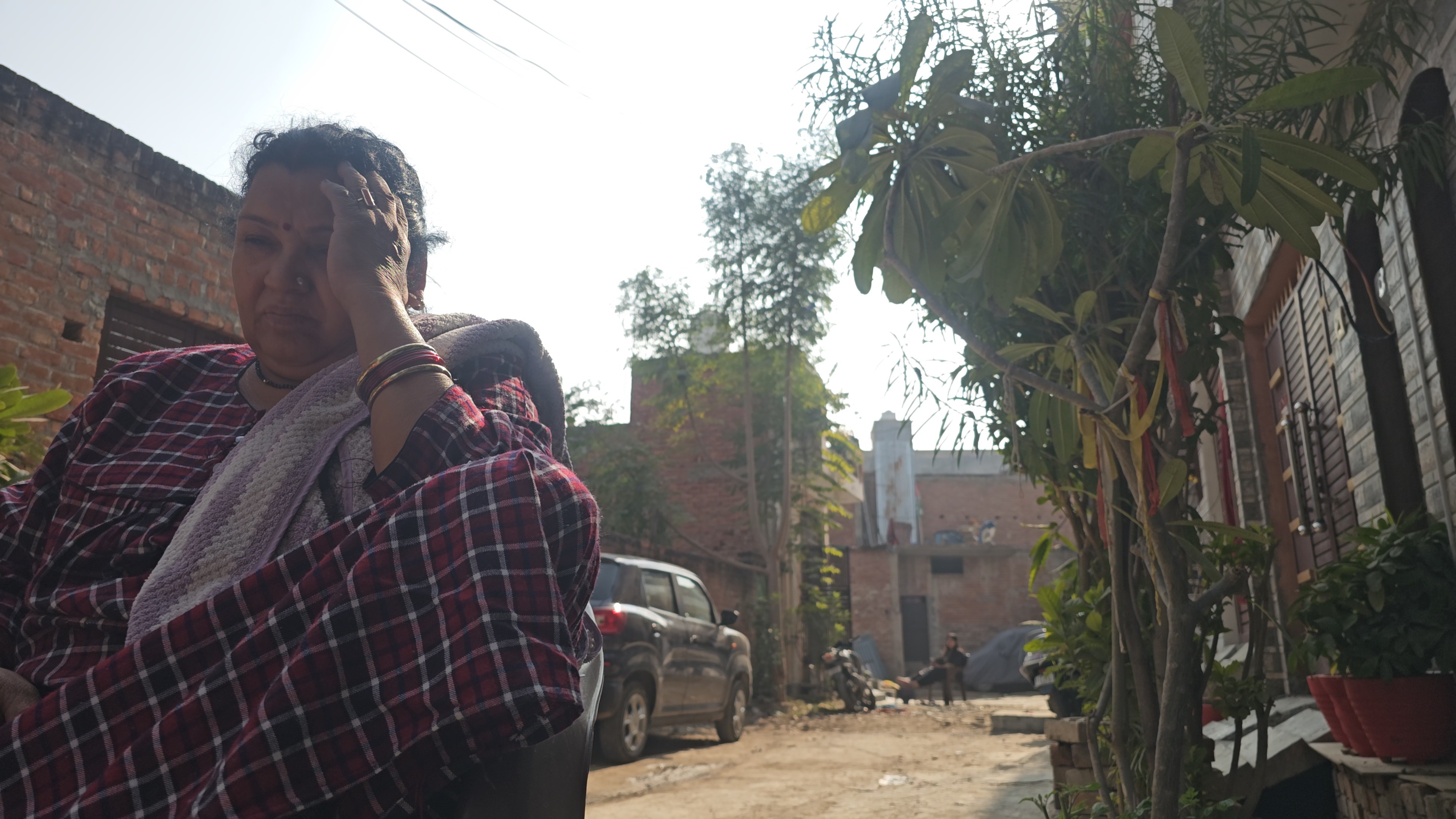 मोहल्ले की महिलाओं ने बताया कि वह लोग घरों के बाहर धूप लेने बैठती हैं। शिवा के घरवाले बातचीत नहीं करते हैं।