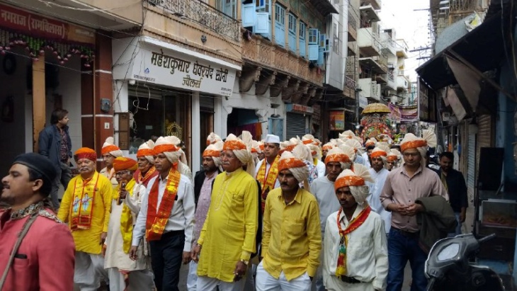 पाली में शुक्रवार को नामदेव समाज की ओर से निकाली गई शोभायात्रा में शामिल नामदेव समाज के लोग।
