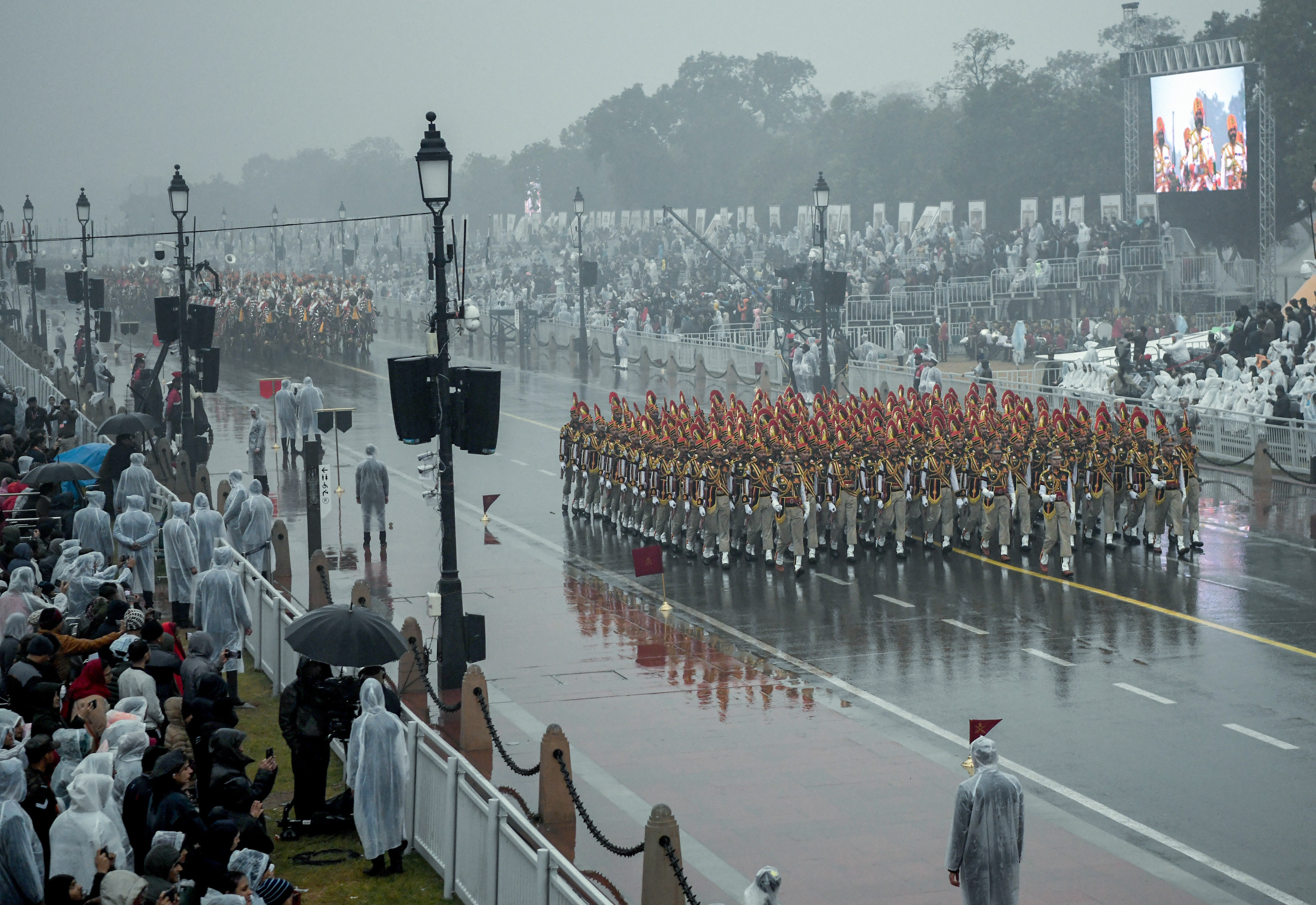 कर्तव्य पथ पर सेना के जवानों ने भीगते हुए मार्च किया।