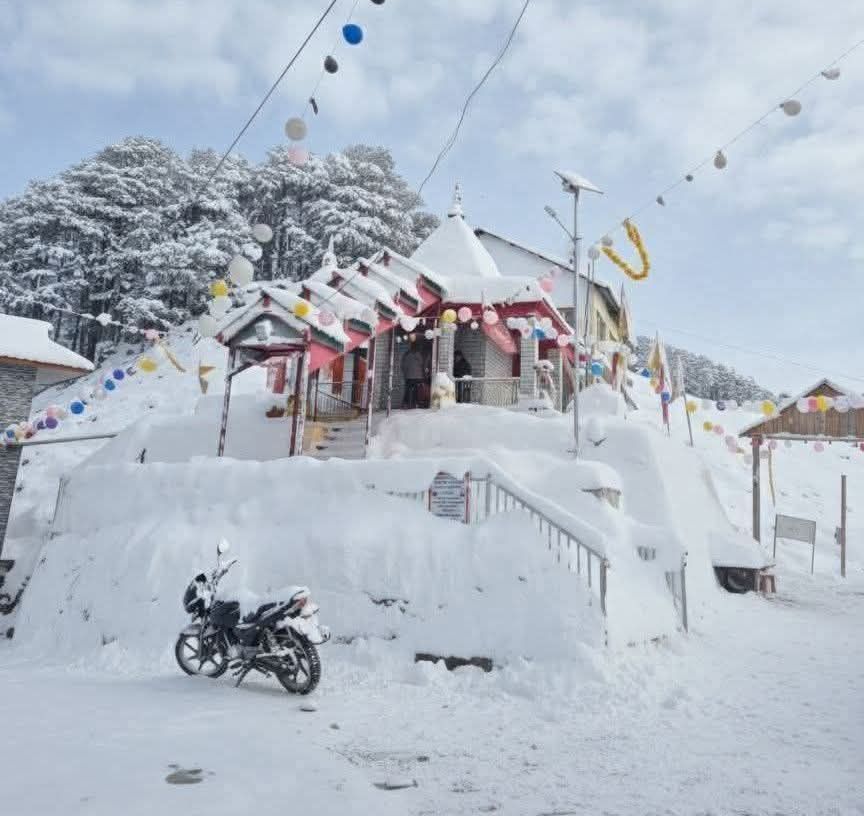 शिमला के NH 305 पर जलोड़ी जोत में 6 इंच तक हिमपात हुआ।