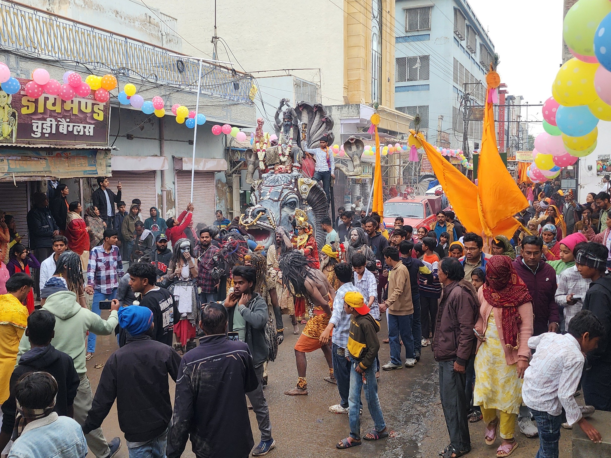 शोभायात्रा के दौरान पूरे शहर में भक्ति, उत्साह और उल्लास का वातावरण बना रहा।