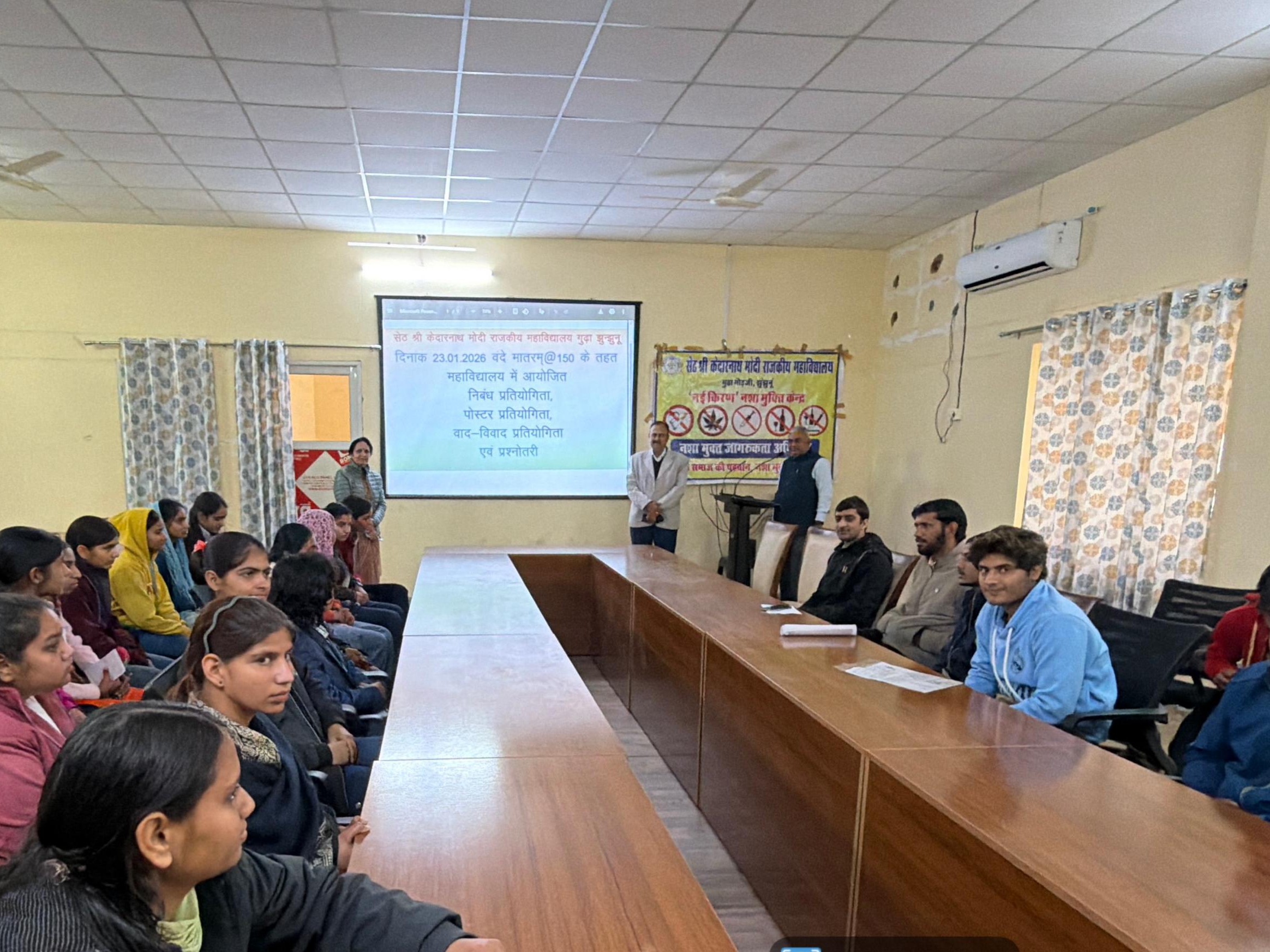 ईएलसी प्रभारी डॉ. रामपाल सिंह ने विद्यार्थियों को मतदाता शपथ दिलाई।