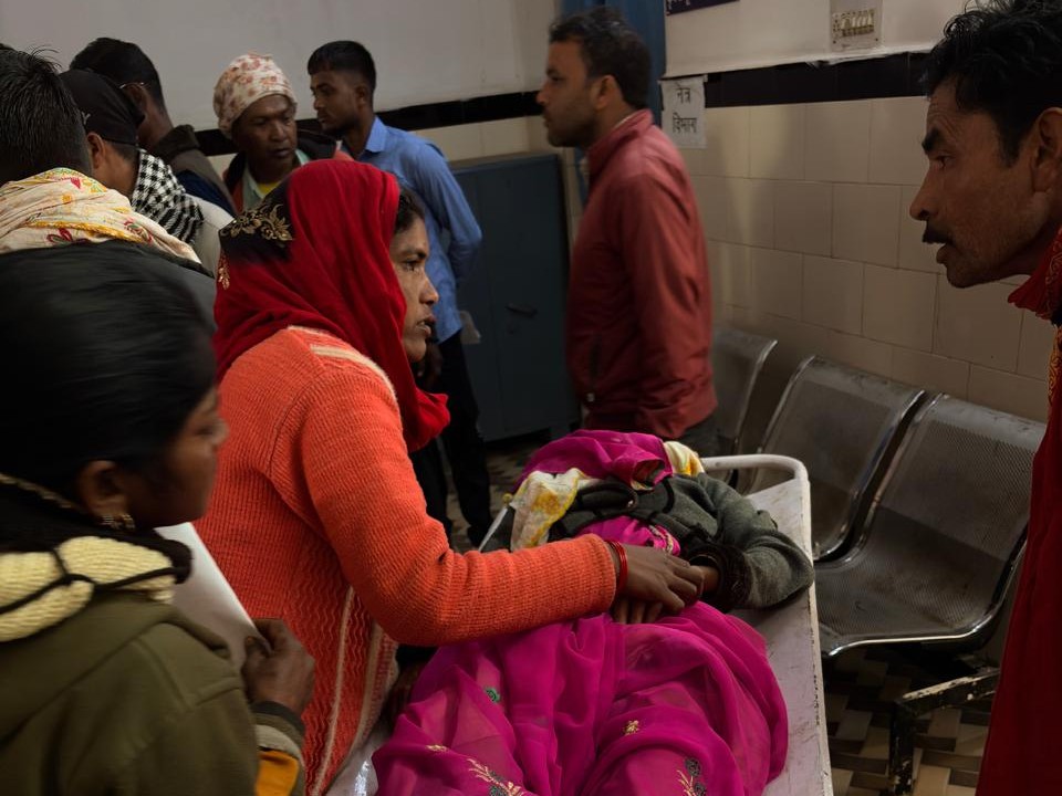 ट्रक की टक्कर से बाइक सवार की मौत, दो महिलाएं गंभीर घायल