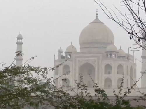 आगरा में हल्का कोहरा है। ताजमहल कुछ धुंधला सा नजर आ रहा है।