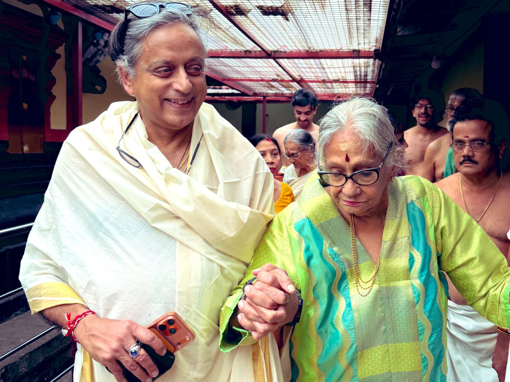 थरूर ने पिछले साल 30 नवंबर को भी कांग्रेस के स्ट्रैटजिक ग्रुप की एक जरूरी मीटिंग अटेंड नहीं की थी। वह केरल में अपनी 90 साल की मां के साथ थे।