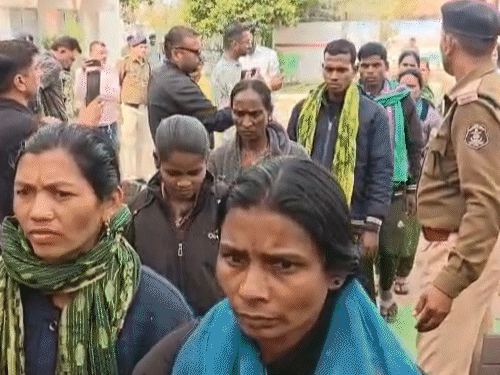 2 पुरुष और 7 महिला नक्सलियों ने धमतरी एसपी ऑफिस में सरेंडर किया।