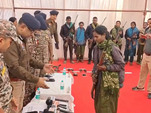 6 नक्सली अपने साथ हथियार भी लेकर आए।