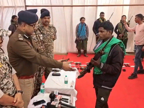 रामदास ने आईजी अमरेश मिश्रा को अपने हथियार सौंपे।