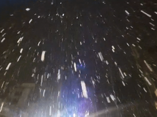 मनाली के माल रोड पर सुबह के वक्त बर्फ के फाहे गिरते हुए।